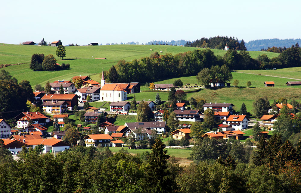 Bildquelle: https://www.koenigscard.com/altenau-saulgrub.html Das Dorf Saulgrub mit grüner Landschaft