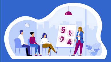 Illustration einer Schulungsgruppe. An einem Flipchart mit Symbolen zu Sinnesbehinderungen steht eine vortragende Person.