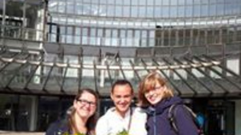 Frau Bednarek, Frau Stiller und Frau Wegerhoff vor dem Landtag
