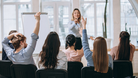 Die Menschen möchten die Fragen stellen