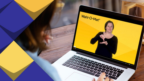 Person am Laptop schaut DGS Video auf der Seite des Wahl-O-Mat.