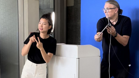 Jenny Lu beim Vortrag mit Assistent