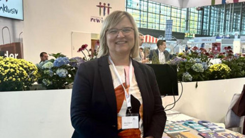 Frau Cebulla am Infostand - Messe in Düsseldorf
