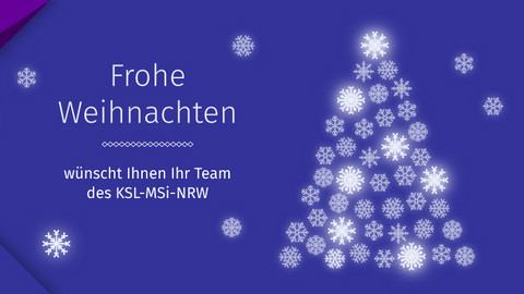 Vor dunkelblauem Hintergrund steht ein leuchtender Tannenbaum aus vielen Kristallen. 