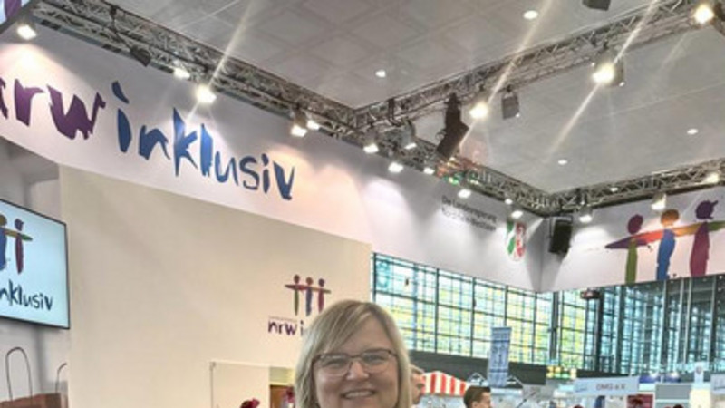 Frau Cebulla am Infostand - Messe in Düsseldorf