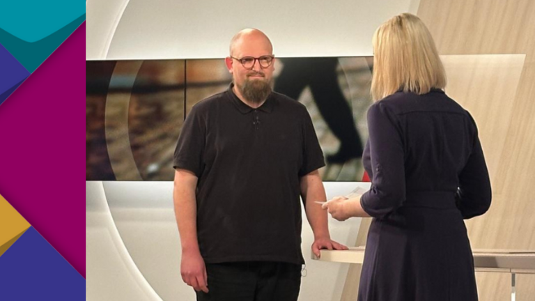 Eine Redakteurin des Westdeutschen Rundfunks stellt Julian Rohlfing vom KSL-MSi-NRW Fragen zum Wahrnehmungs-Shopping.