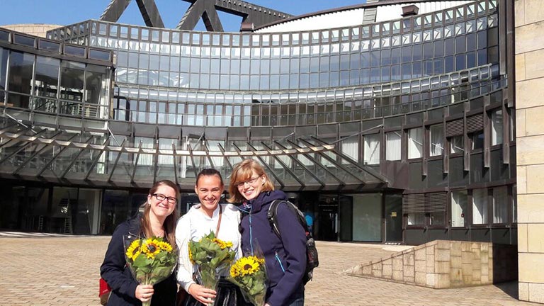 Mitarbeitende des Kompetenzzentrums Selbstbestimmt Leben für Menschen mit Sinnesbehinderung vor dem Landtag NRW.