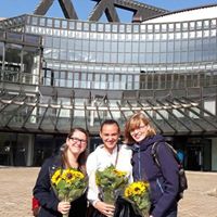 Frau Bednarek, Frau Stiller und Frau Wegerhoff vor dem Landtag