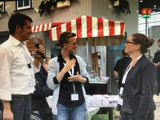 Frau Wegerhoff am Messestand