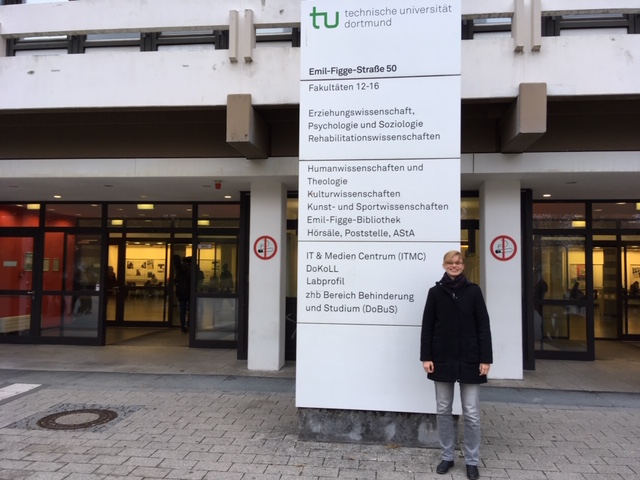 Frau Stiller auf dem Gelände der Technischen Universität Dortmund 