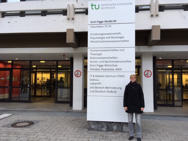 Frau Stiller auf dem Gelände der Technischen Universität Dortmund 