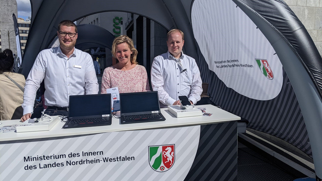 Jörn Stracke, Alexandra Janaszek am Stand des Ministeriums des Innern.