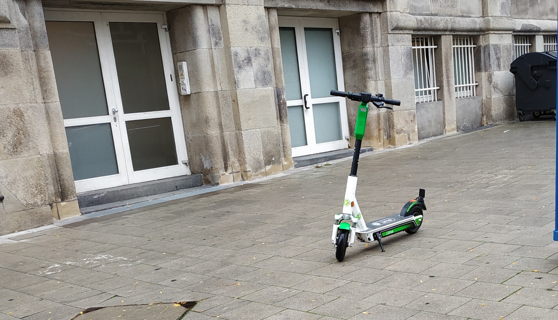 Ein E-Scooter steht mitten auf einem Geweg