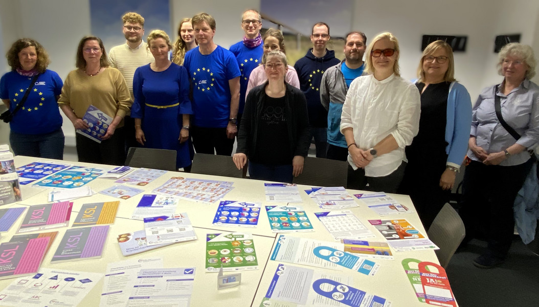 Das Team des KSL-MSi und die Mitarbeiter*innen der NRW-Landesvertretung in Brüssel im Besprechungszimmer in Essen.