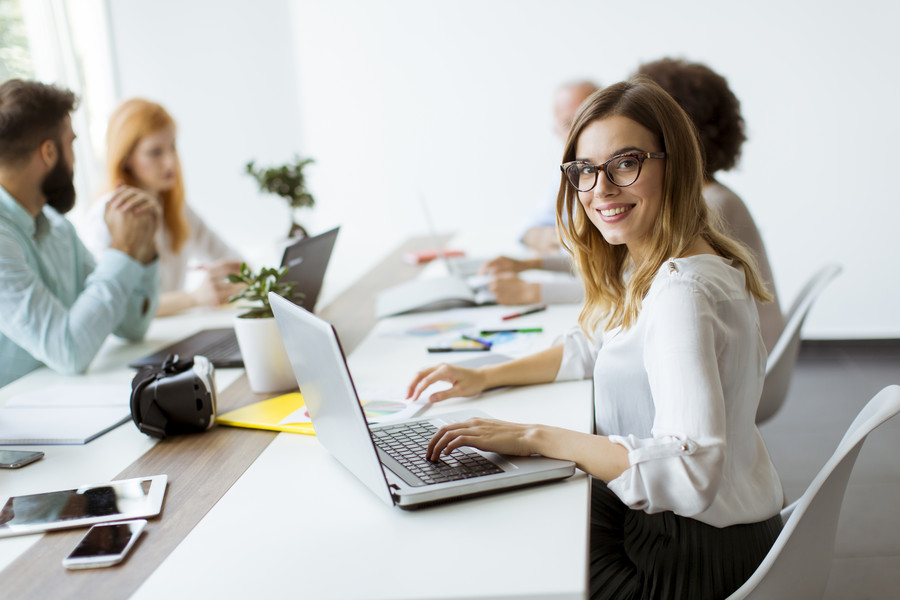 Die Menschen arbeiten am Tisch und unterhalten sich.