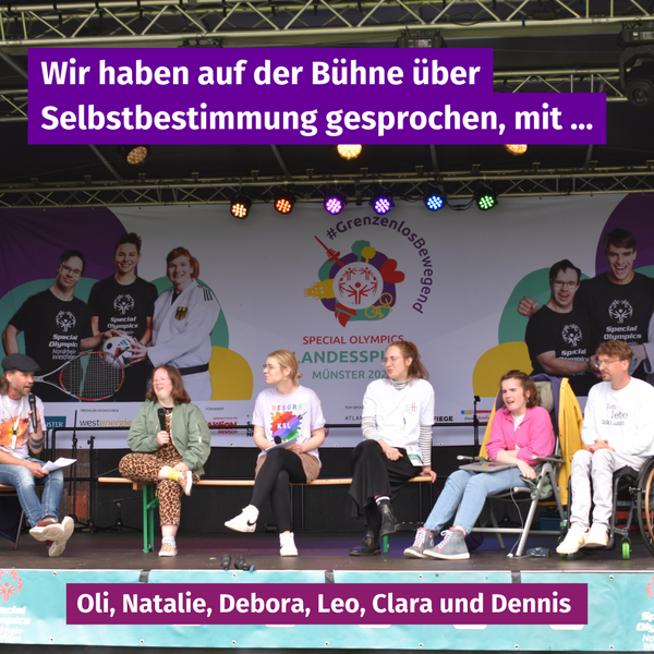 Sechs Menschen auf einer großen Bühne. Oli und Debora vom KSL.Münster, NAtalie Dedreux, Dennis Sonne, Clara und Leo vom Projekt Jipa, Text: Wir haben über Selbstbestimmung gesprochen. 