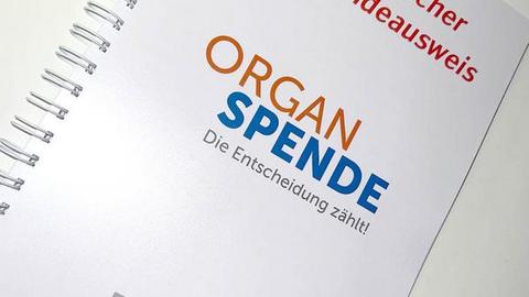 Broschüre zum Organspendeausweis in Braille-Schrift